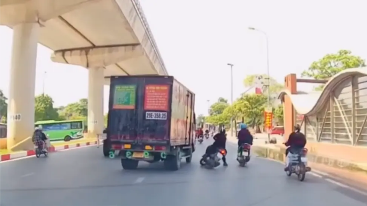 Xe tải bất ngờ đánh lái gây tai nạn cho xe máy